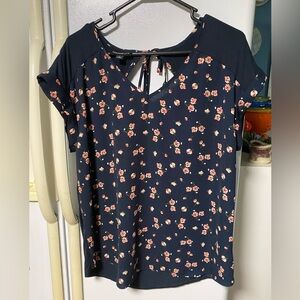 Fortune + Ivy. Tie back mixed material top. Large. Navy.
